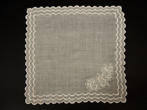 Sette fazzoletti ricamati in batista di lino e cotone