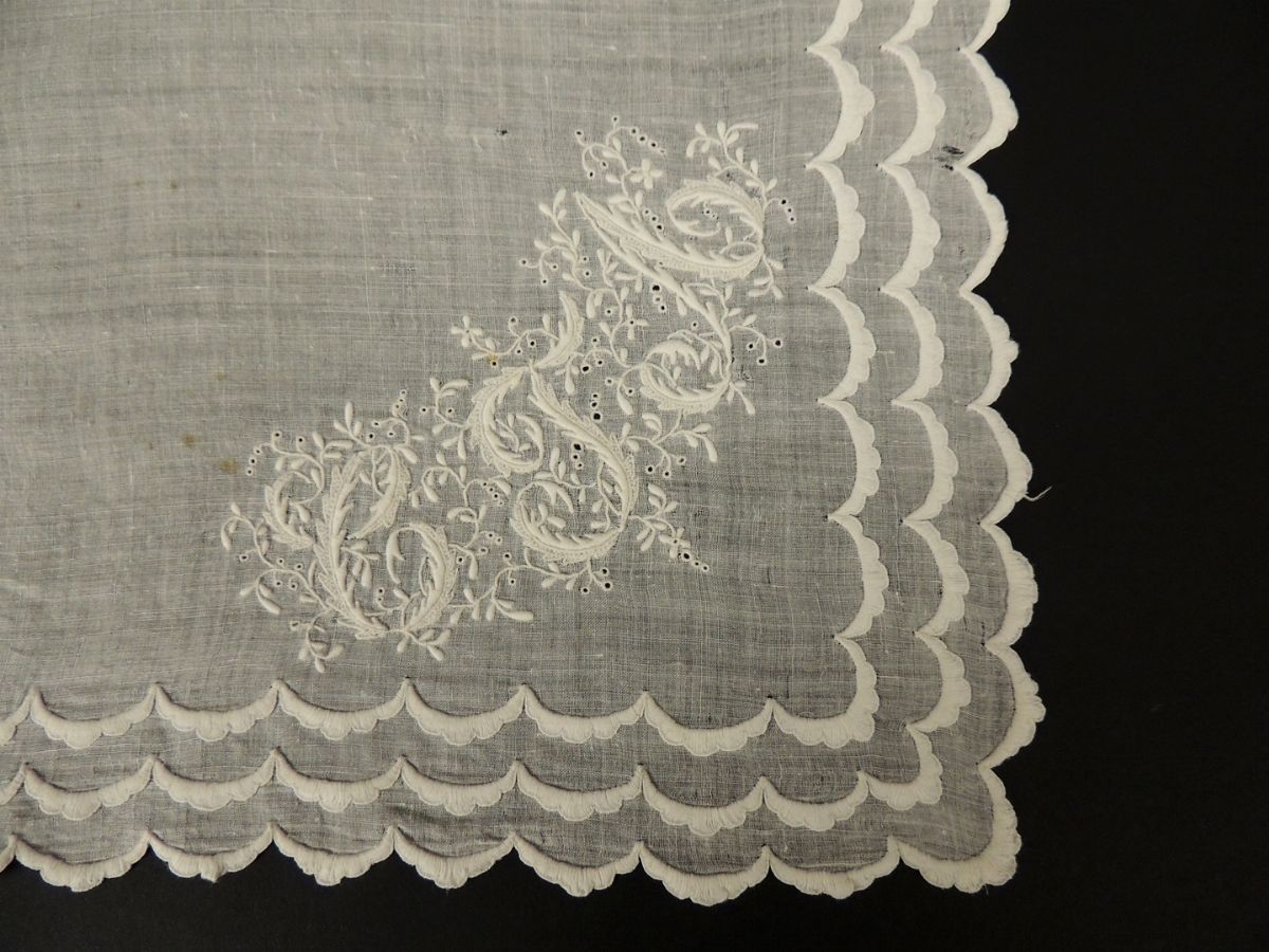 Sette Fazzoletti Ricamati in Batista di Lino e Cotone