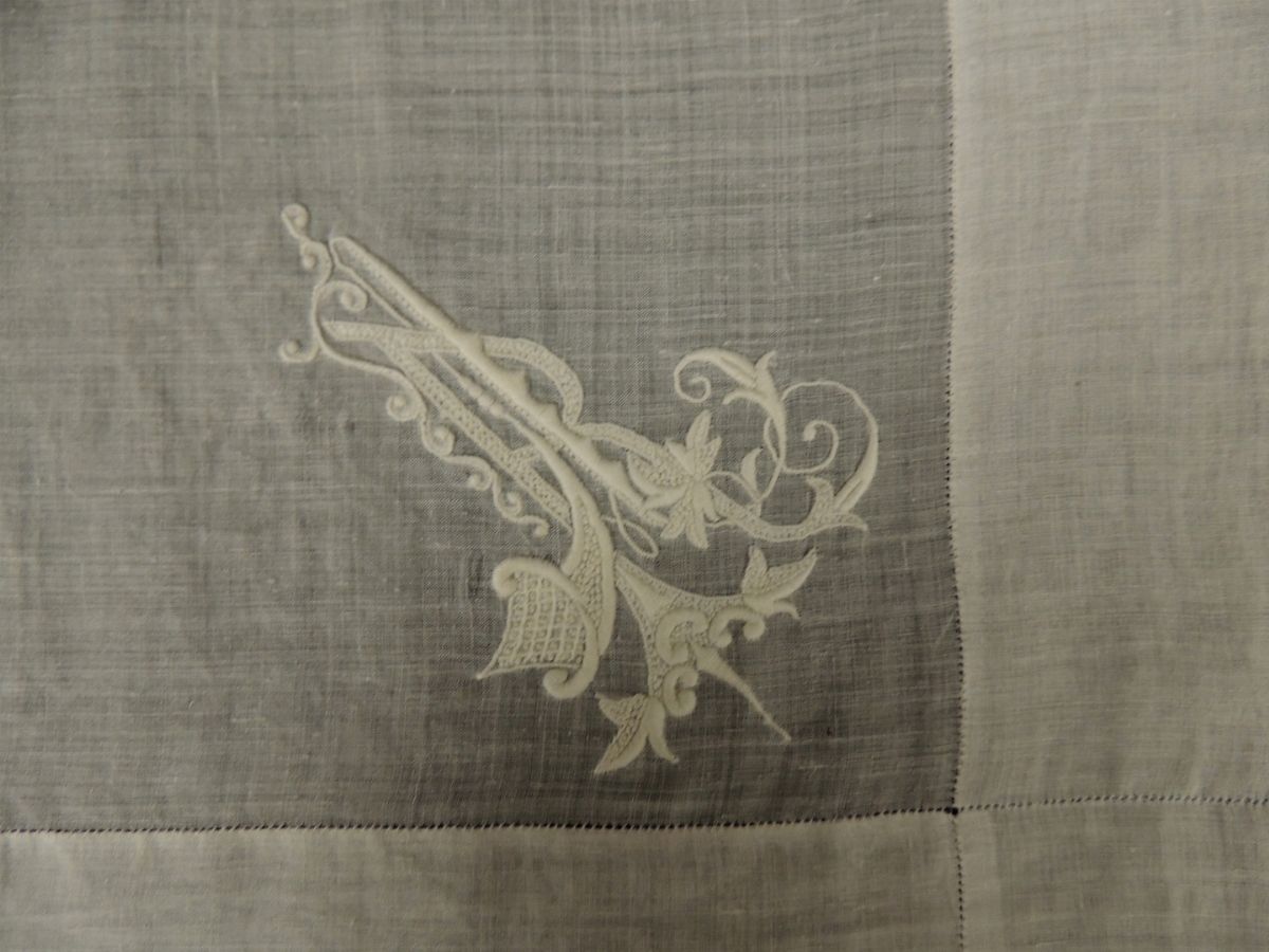 Sette Fazzoletti Ricamati in Batista di Lino e Cotone