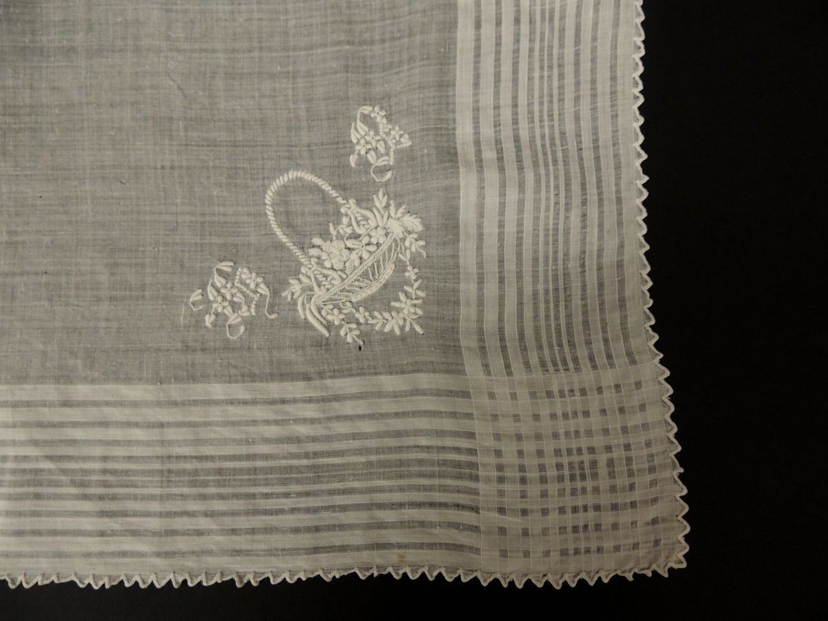 Sette Fazzoletti Ricamati in Batista di Lino e Cotone