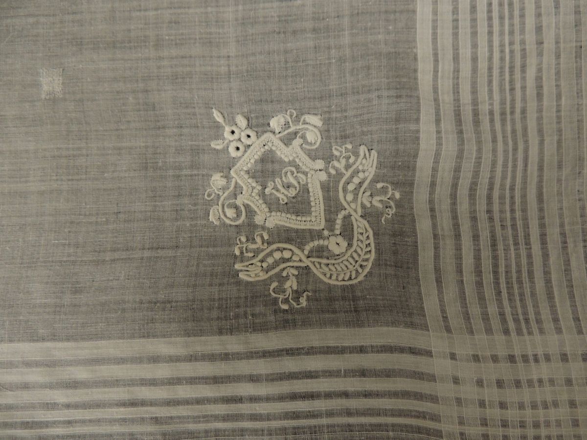 Sette Fazzoletti Ricamati in Batista di Lino e Cotone