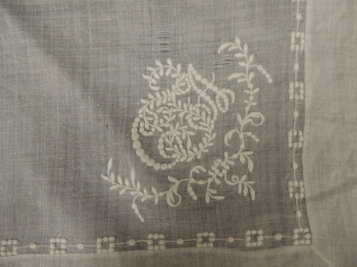 Sette Fazzoletti Ricamati in Batista di Lino e Cotone