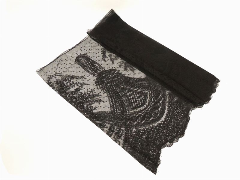Due Volant in Tulle Chantilly Nero