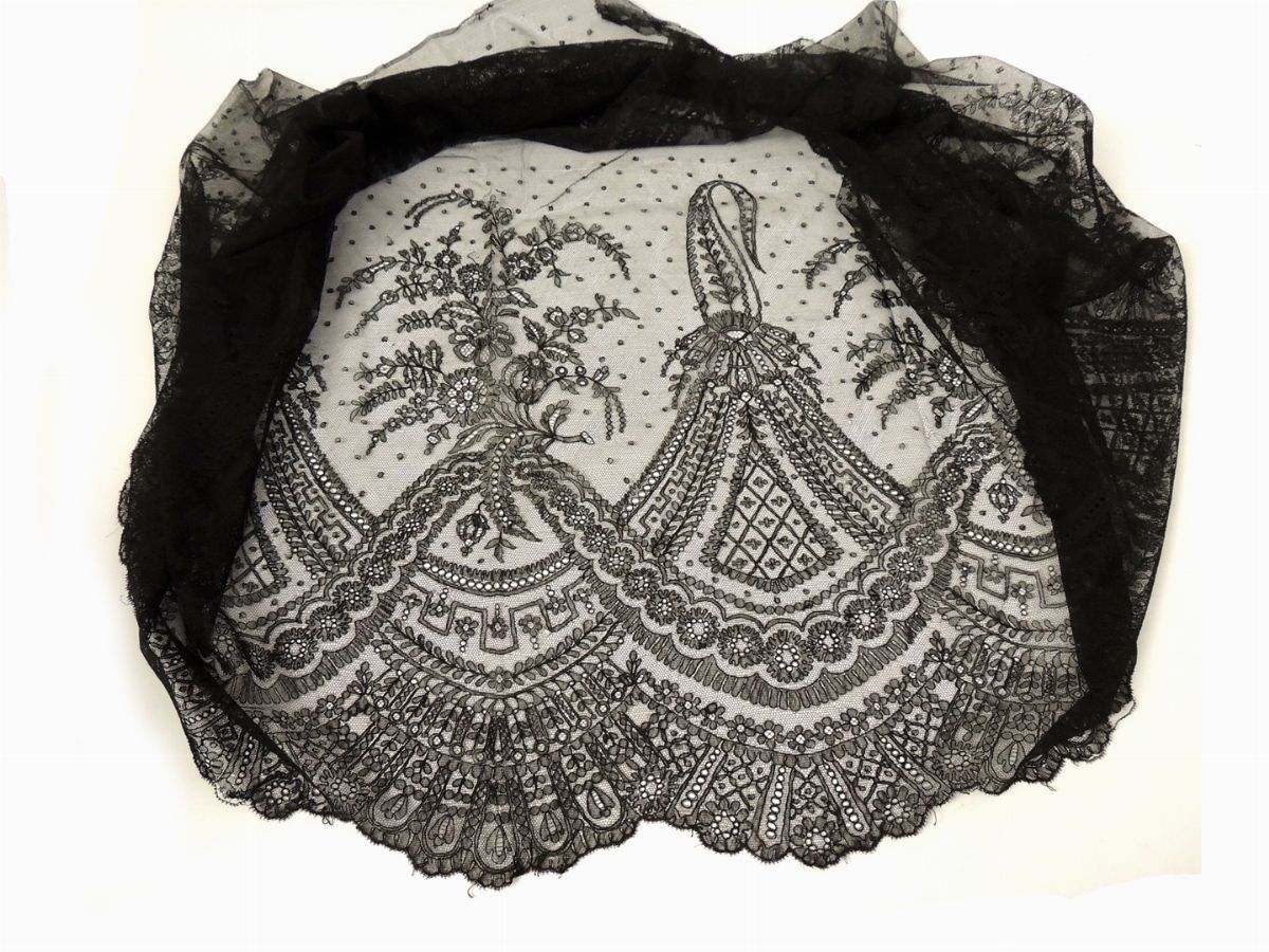 Due Volant in Tulle Chantilly Nero