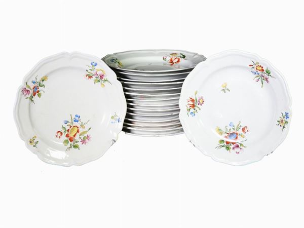 Serie di piatti in porcellana