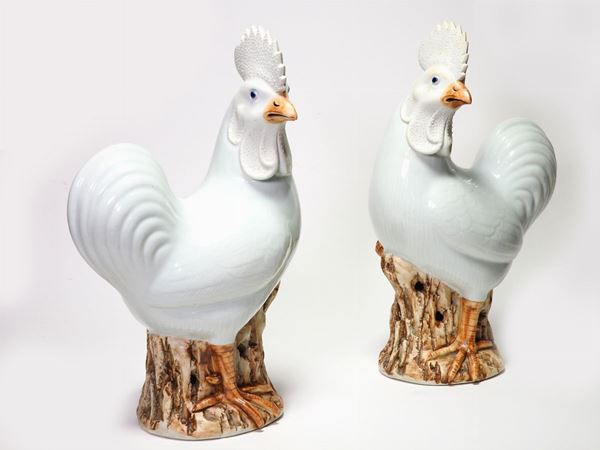Coppia di galli in porcellana policroma