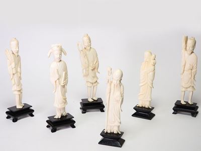 Sei Figure in Avorio Scolpito