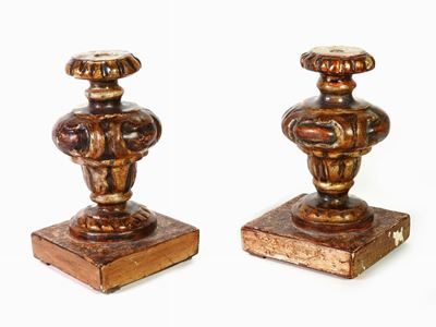 Coppia di Portapalmette in Legno Intagliato e Laccato