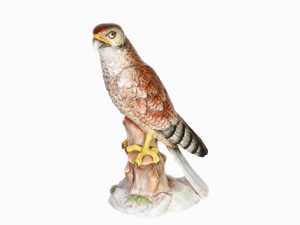 Figura di falco in porcellana policroma