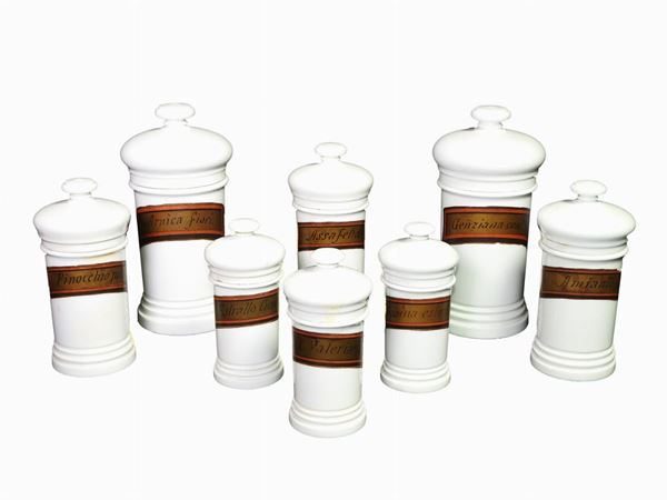 Serie di otto vasi da farmacia in porcellana