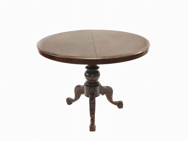 A Wooden Round Table  - Auction Furniture, Silver and Curiosities from a Roman House - I - Maison Bibelot - Casa d'Aste Firenze - Milano