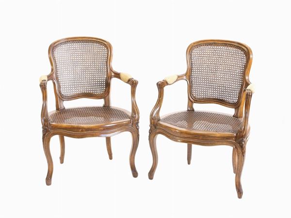A Pair of Walnut Armchairs  - Auction Furniture, Silver and Curiosities from a Roman House - I - Maison Bibelot - Casa d'Aste Firenze - Milano