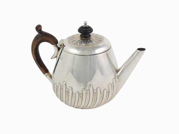 A Small Silver Teapot  (William Hutton & Sons, London, 1886)  - Auction Furniture, Silver and Curiosities from a Roman House - I - Maison Bibelot - Casa d'Aste Firenze - Milano
