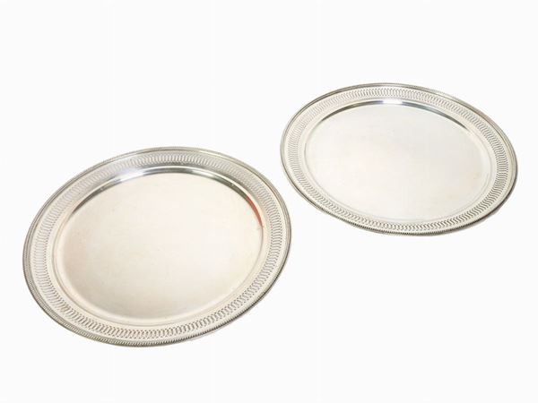 A Pair of Round Silver Trays  (Miracoli, Milan, 20th Century)  - Auction Furniture, Silver and Curiosities from a Roman House - I - Maison Bibelot - Casa d'Aste Firenze - Milano
