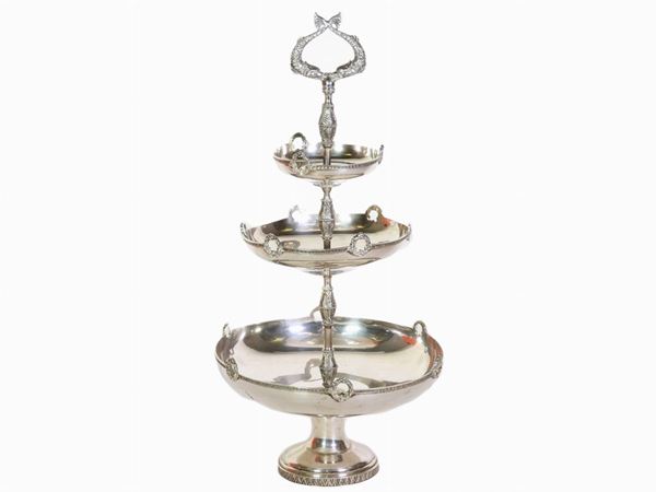 A Silver Three Tier Pedestal Bowl  (Italia, XX secolo)  - Auction Furniture, Silver and Curiosities from a Roman House - I - Maison Bibelot - Casa d'Aste Firenze - Milano