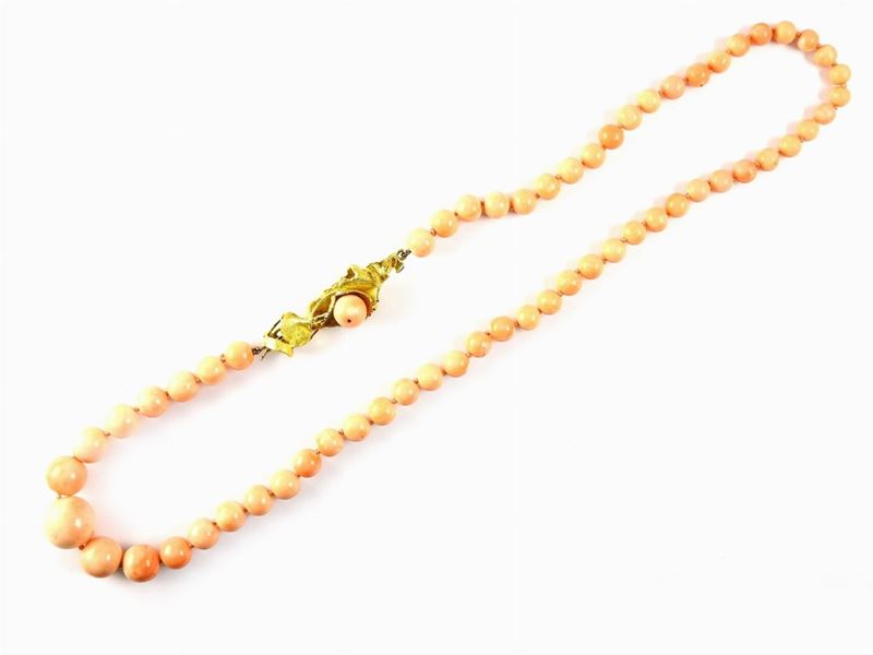 Collana Scalare Zanchi in Corallo Rosa con Fermezza di Design in Oro Giallo e Corallo