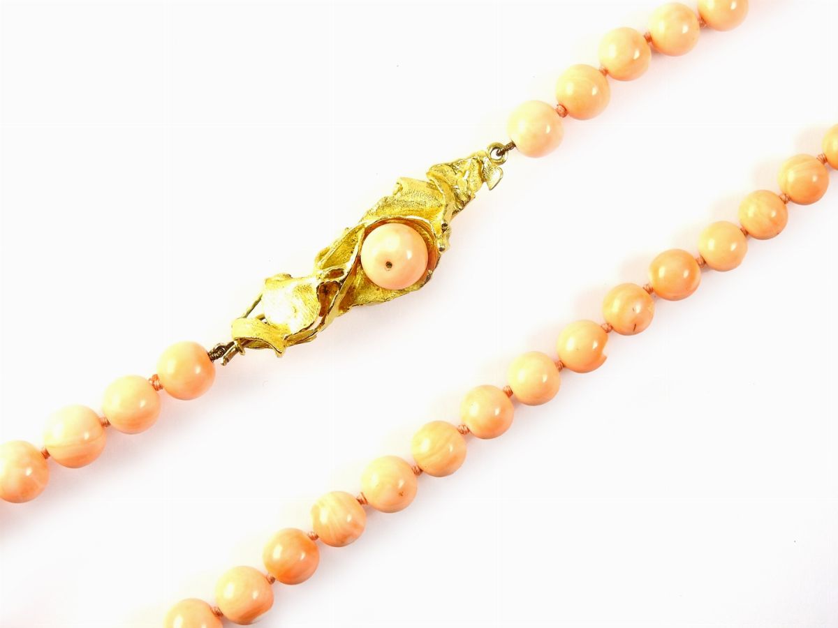 Collana Scalare Zanchi in Corallo Rosa con Fermezza di Design in Oro Giallo e Corallo
