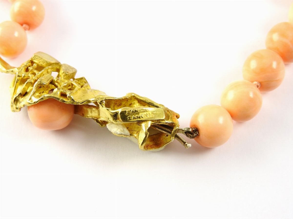 Collana Scalare Zanchi in Corallo Rosa con Fermezza di Design in Oro Giallo e Corallo