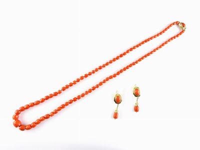 Demi Parure Collana Scalare e Orecchini Pendenti in Corallo Rosso Sfaccettato e Oro Giallo