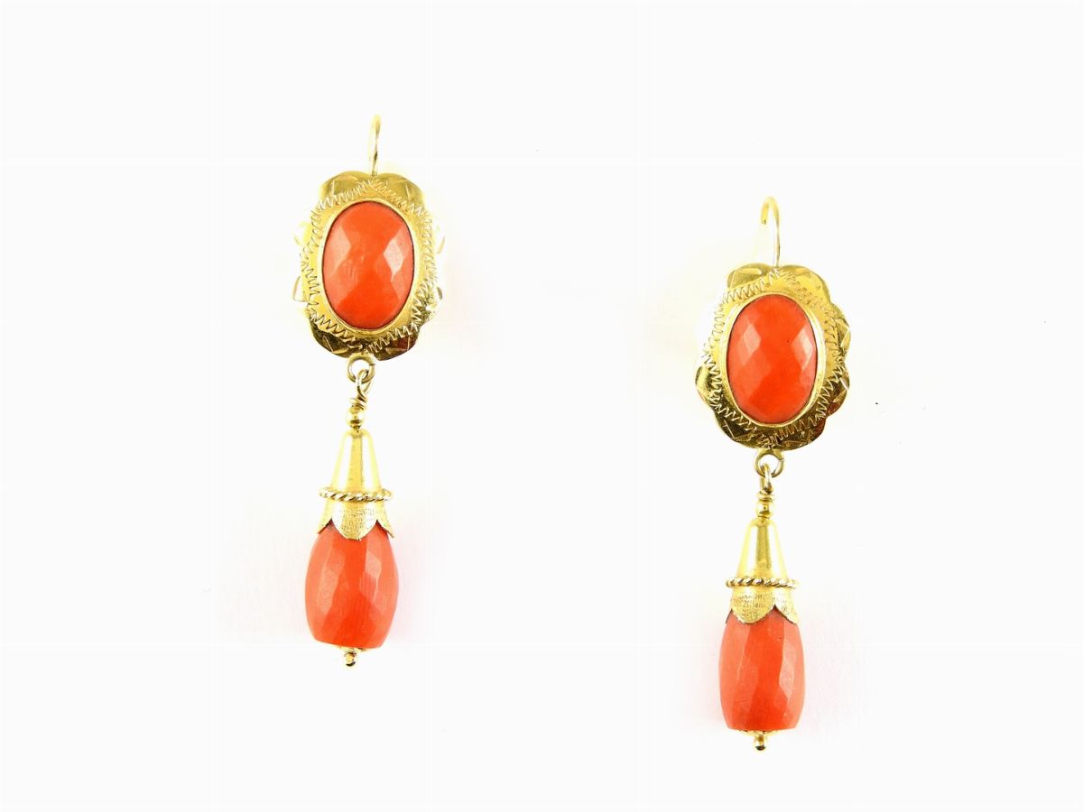 Demi Parure Collana Scalare e Orecchini Pendenti in Corallo Rosso Sfaccettato e Oro Giallo