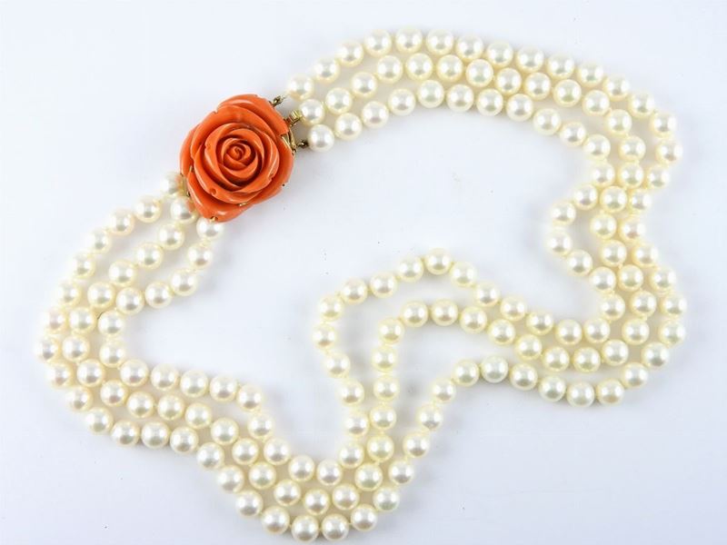 Collana a Tre Fili di Perle Coltivate Akoya con Fermezza in Oro Giallo e Corallo Rosso Arancio