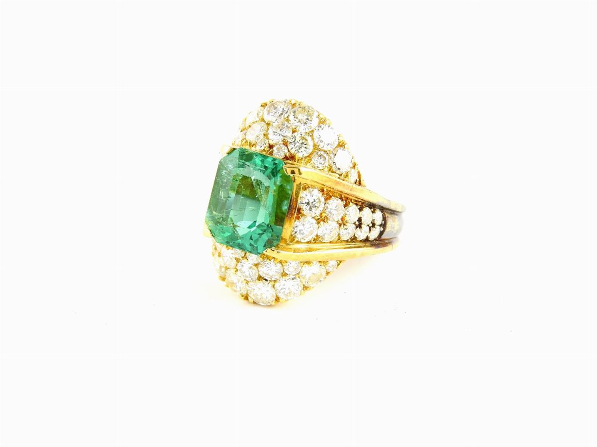 Anello in Oro Giallo con Smeraldo e Diamanti