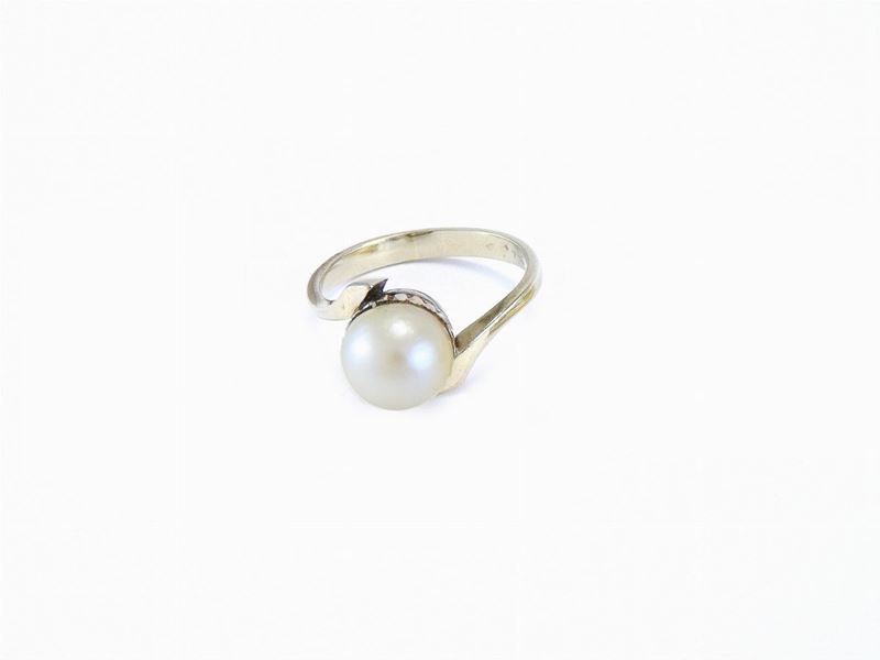 Anello in Oro Bianco e Perla Coltivata Akoya