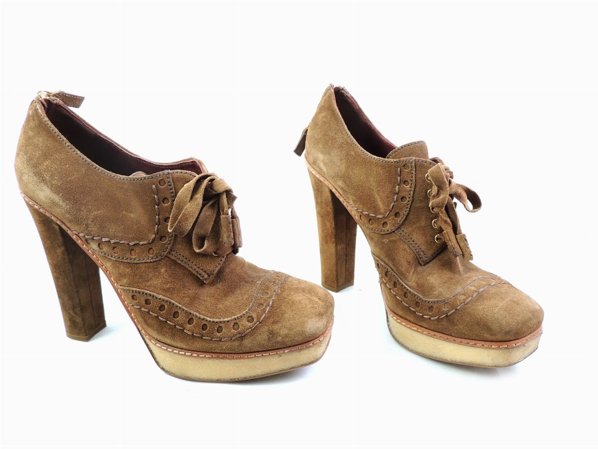 Paio di Scarpe in Camoscio Marrone, Prada