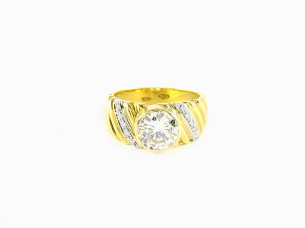 White and yellow gold rimmed band ring with central diamond