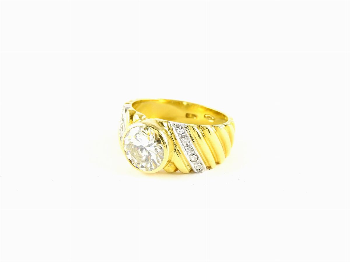 Anello a Fascia Fesonata in Oro Giallo e Bianco con Diamante Centrale