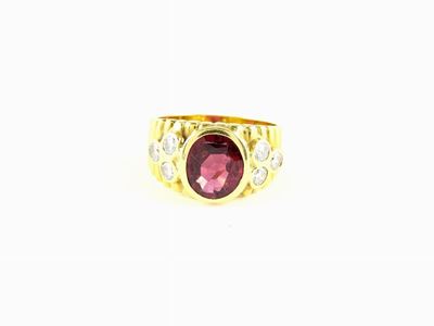 Anello in Oro Giallo Fesonato con Rubino e Diamanti