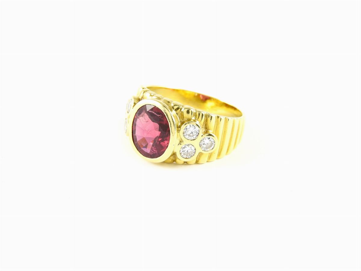 Anello in Oro Giallo Fesonato con Rubino e Diamanti