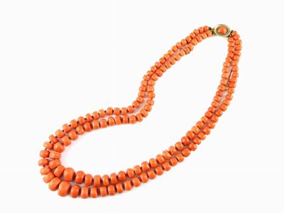 Collana Scalare a Due Fili di Corallo Rosso Arancio, Fermezza in Oro Giallo a Bassa Lega e Corall...