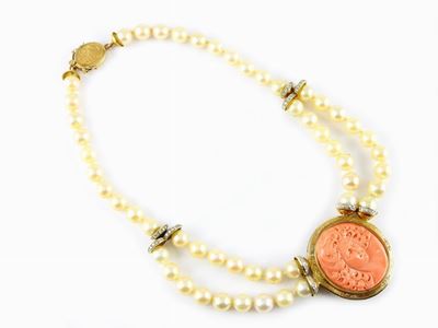 Collana di Perle Coltivate Akoya Montate in Oro Bianco e Giallo con Corallo Scolpito Centrale