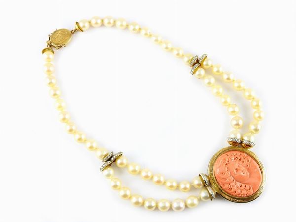 Cultured Akoya pearls necklace set with white and yellow gold and central carved coral