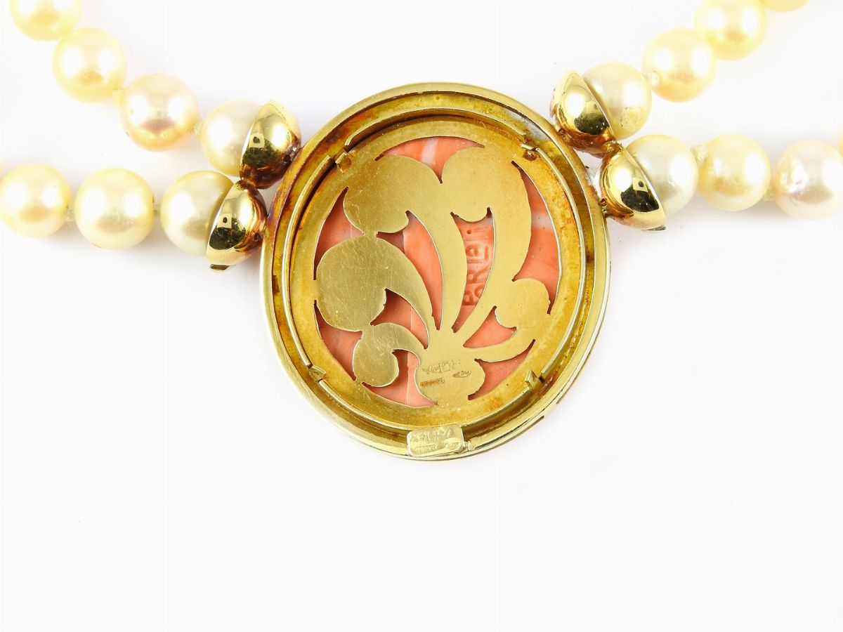 Collana di Perle Coltivate Akoya Montate in Oro Bianco e Giallo con Corallo Scolpito Centrale