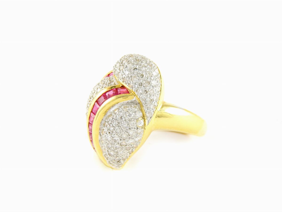 Anello in Oro Giallo con Diamanti e Rubini