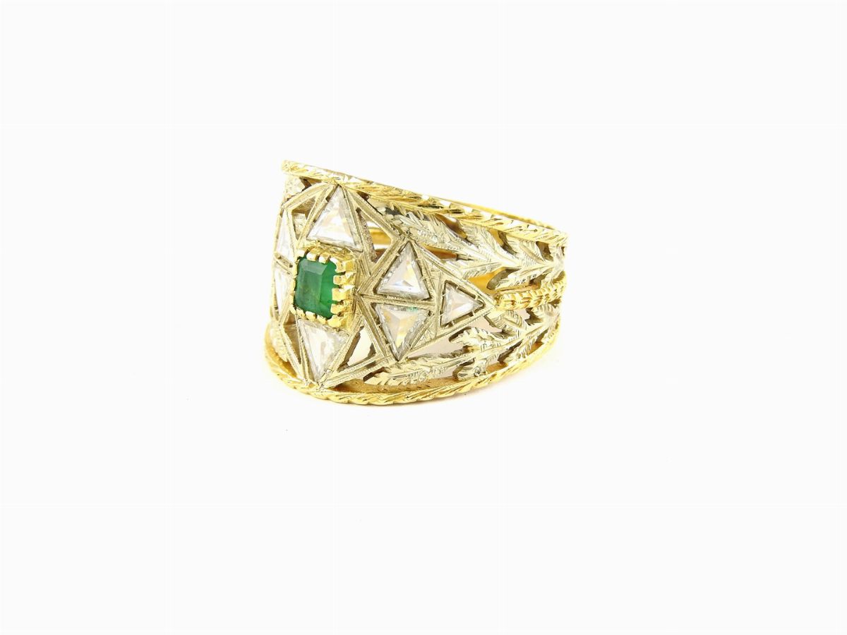 Anello a Fascia in Oro Bianco e Giallo con Diamanti e Smeraldo