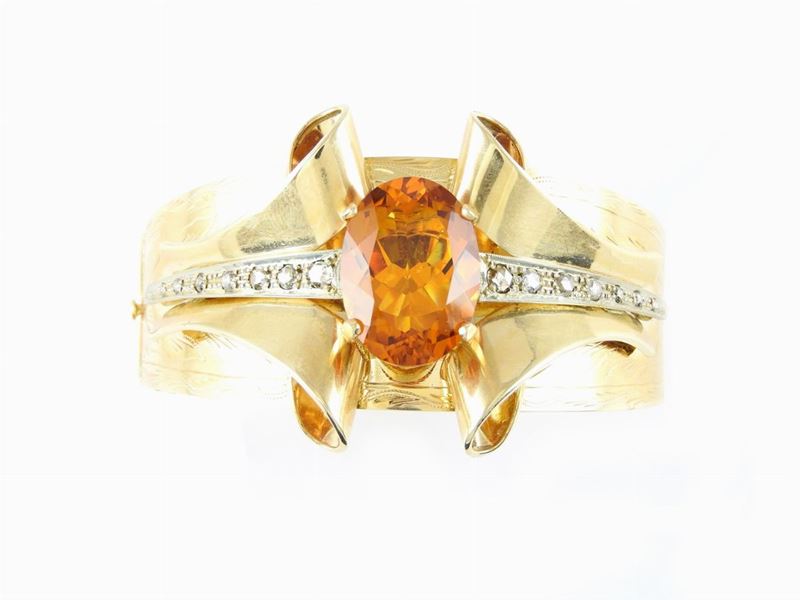 Bracciale Rigido in Oro Giallo con Grande Quarzo Citrino e Diamanti