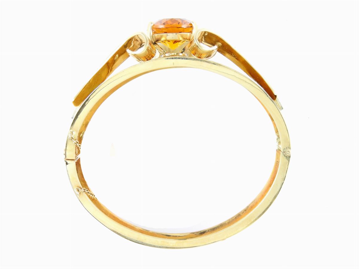 Bracciale Rigido in Oro Giallo con Grande Quarzo Citrino e Diamanti