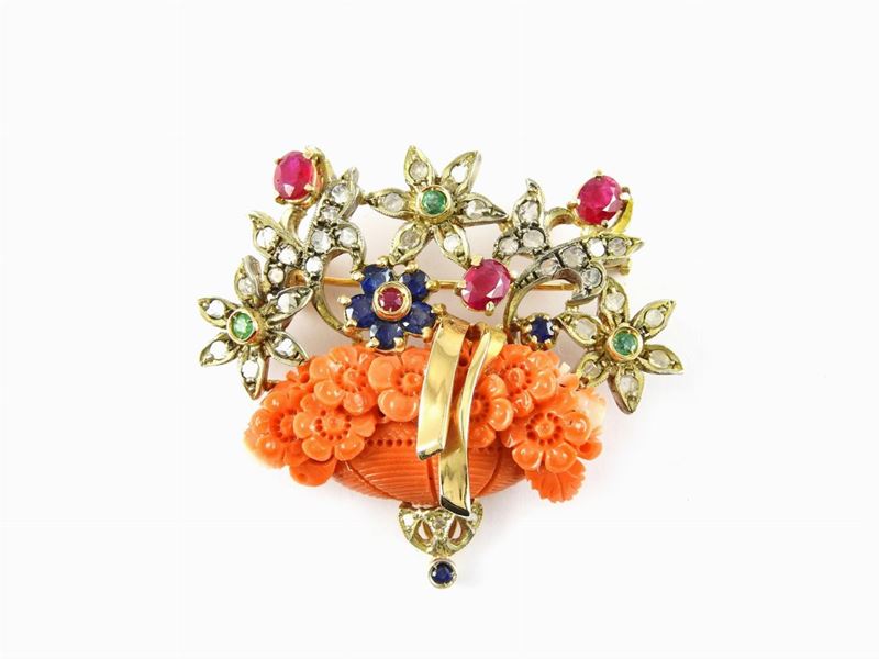 Spilla in Oro Giallo con Corallo Arancio Inciso, Diamanti, Rubini, Zaffiri e Smeraldi