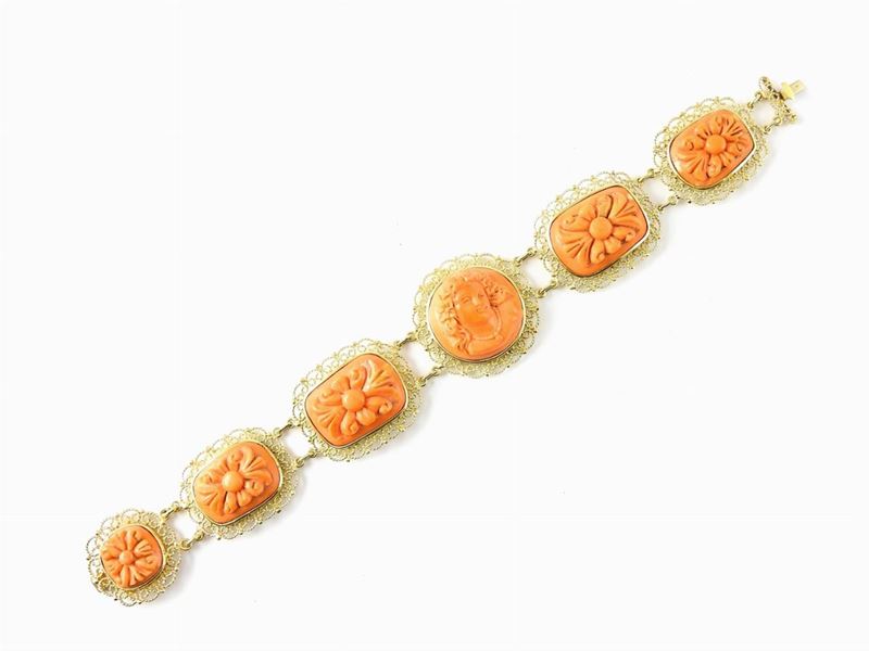 Bracciale a Sei Piastre in Oro Giallo Lavorato a Filigrana e Coralli Arancio Incisi