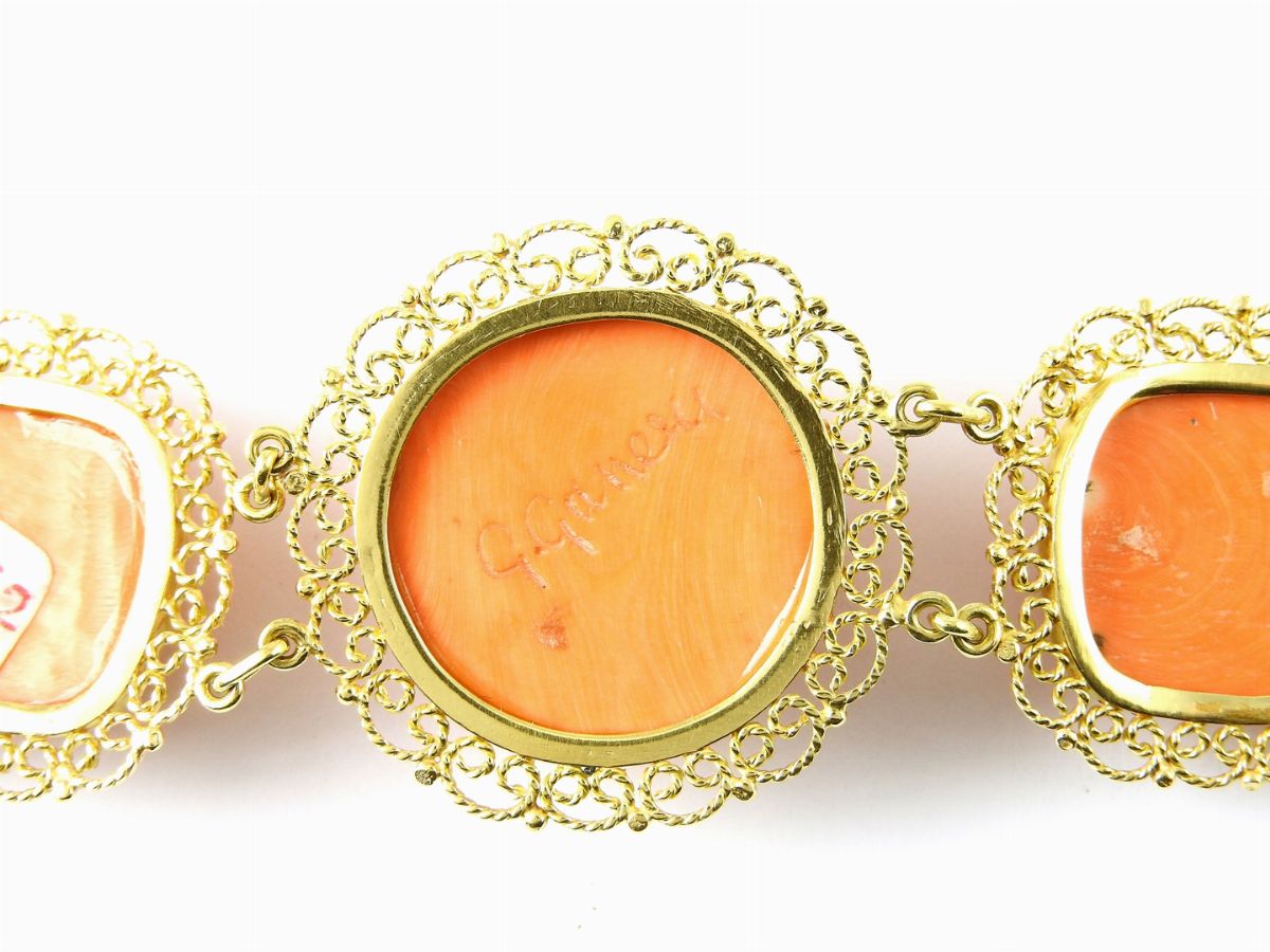 Bracciale a Sei Piastre in Oro Giallo Lavorato a Filigrana e Coralli Arancio Incisi