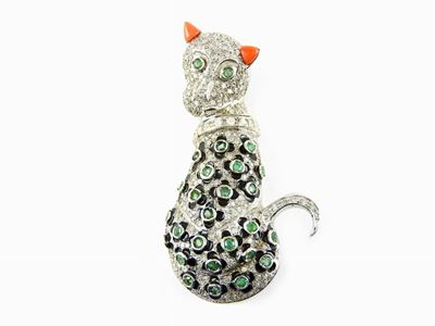 Spilla Animalier in Oro Bianco, Smalto Nero, Diamanti, Smeraldi e Corallo