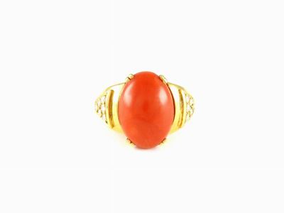 Anello in Oro Giallo, Diamanti e Corallo Rosso