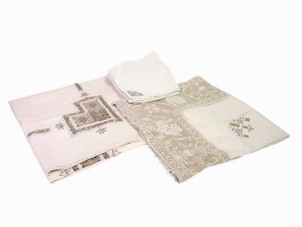 Two Square LinenTablecloths  - Auction Furniture, Silver and Curiosities from a Roman House - I - Maison Bibelot - Casa d'Aste Firenze - Milano