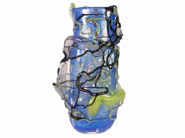 Grande vaso-scultura in vetro soffiato celeste opalescente