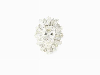 Anello in Oro Bianco a Margherita con Diamante Centrale Taglio a Goccia