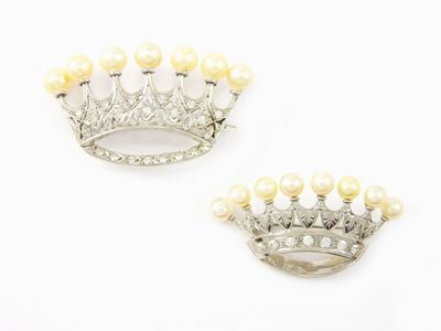 Quattro Spille a Corona in Oro Giallo e Bianco, Platino, Diamanti, Rubini Sintetici e Perle