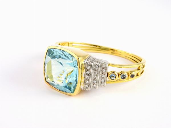 Yellow gold bangle with diamonds and aquamarines